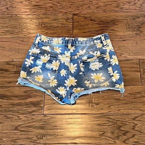 Almost Famous Daisies High Rise Shorts Size 5 - Picture 2 of 16